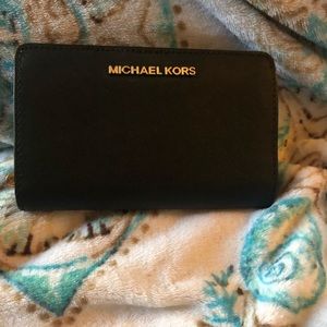 🌸 Michael Kors Jet Set Travel Bifold Wallet 🌸